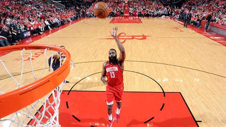 James Harden saat ingin memasukkan bola ke dalam ring dalam pertandingan melawan Utah Jazz di Toyota Center dalama pertandingan NBA Playoffs 2019. - INDOSPORT