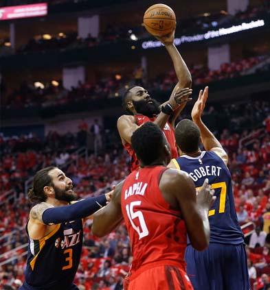 Pemain megabintang Houston Rockets, James Harden harus dijaga oleh 2 pemain Utah Jazz. Copyright: Bob Levey/GETTYIMAGES