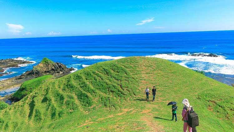 Pantai Seger di Lombok Copyright: pesona wisata ntb