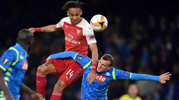 Pierre-Emerick Aubameyang sedang berduel di dudara dengan pemain Napoli. Copyright: Matthias Hangst/Getty Images.