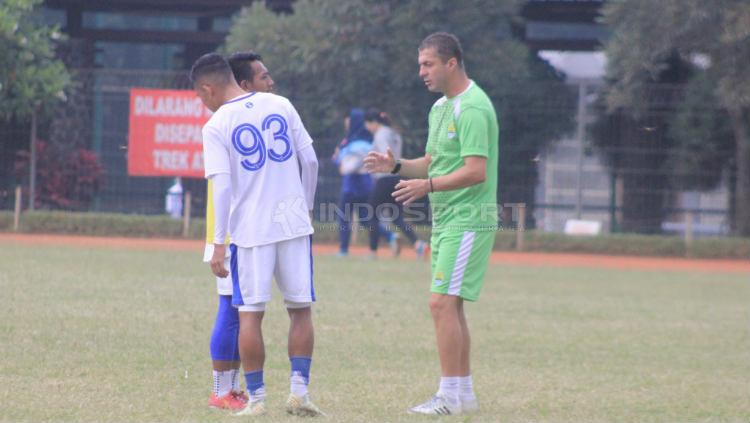 Pelatih Persib Bandung, Miljan Radovic memberikan instruksi kepada Beckham Putra Nugraha saat sesi latihan di Saraga ITB, Kota Bandung, Jumat (19/04/2019) (Arif Rahman/INDOSPORT).
