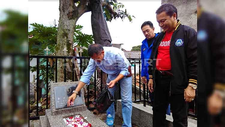Ketua Asprov PSSI Jawa Barat, Tommy Apriantono menaburkan bunga saat ziarah ke makam ‎pendiri sekaligus ketua pertama PSSI Ir. R. Soeratin di Taman Pemakaman Umum (TPU) Sirnaraga, Kota Bandung, Jumat (19/04/19).