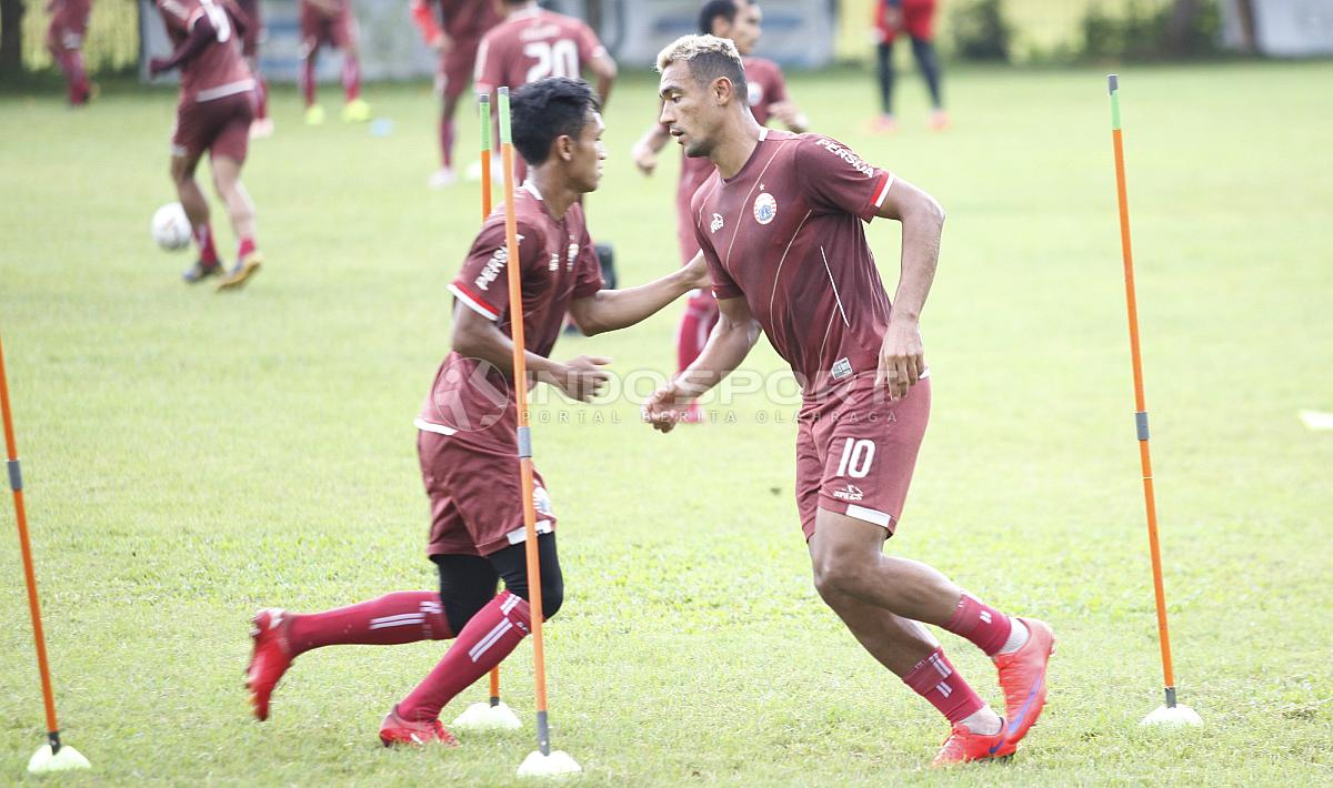 Bruno Matos (kanan) saat berlatih bersama Persija Jakarta jelang laga keempat AFC Cup 2019 melawan Ceres Negros di Lapangan PSAU TNI Angkatan Udara, Halim, Jumat (19/04/19). Herry Ibrahim/INDOSPORT