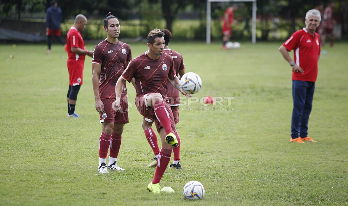 Silvio Escobar saat mengontrol bola pada latihan Persija Jakarta jelang laga keempat AFC Cup 2019 melawan Ceres Negros di Lapangan PSAU TNI Angkatan Udara, Halim, Jumat (19/04/19). Herry Ibrahim/INDOSPORT