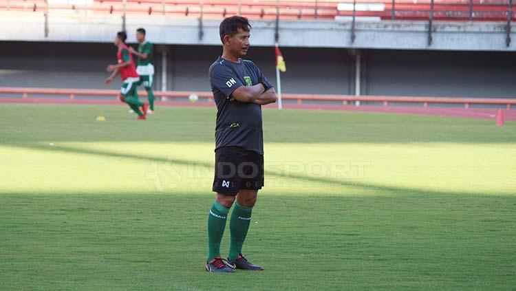 Djadjang Nurdjaman memimpin latihan di Stadion GBT, Jumat (19/4/19). Fitra Herdian/INDOSPORT