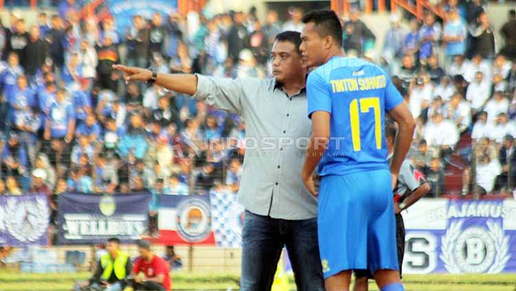 Manajer musim lalu PSIM Yogyakarta, Erwan Hendarwanto saat memberikan arahan kepada pemain dalam laga Liga 2 di Stadion Sultan Agung, Bantul. Foto: Ronald Seger Prabowo/INDOSPORT