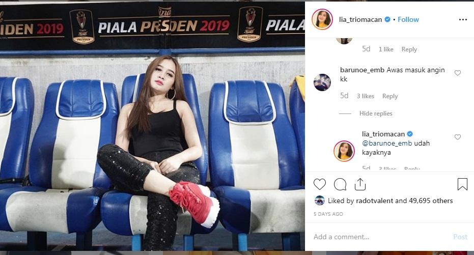 Salah seorang netizen khawatir Lia Triomacan masuk angin di Kanjuruhan Copyright: Salah seorang netizen khawatir Lia Triomacan masuk angin di Kanjuruhan