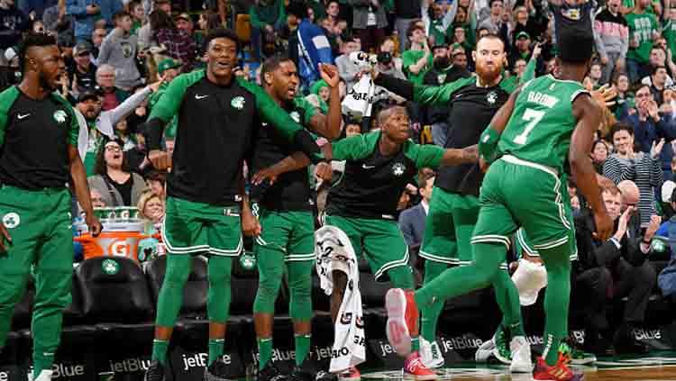 Selebrasi para pemain Boston Celtics dalam sebuah petandingan. Copyright: Brian Babineau/GETTYIMAGES