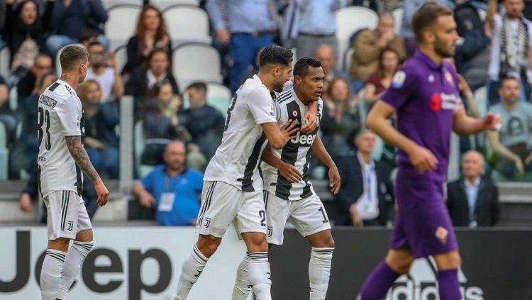 Pemain Juventus, Alex Sandro, mencetak gol ke gawang Fiorentina, Minggu (21/04/19), di Allianz Stadium..
