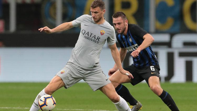 Edin Dzeko dibayangi oleh Milan Skriniar. Copyright: Emilio Andreoli/Getty Images