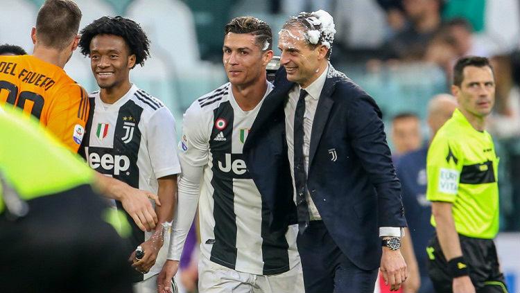 Cristiano Ronaldo dan Massimiliano Allegri rayakan scudetto Serie A Italia 2018/19 bagi Juventus. Copyright: Giampiero Sposito/Getty Images