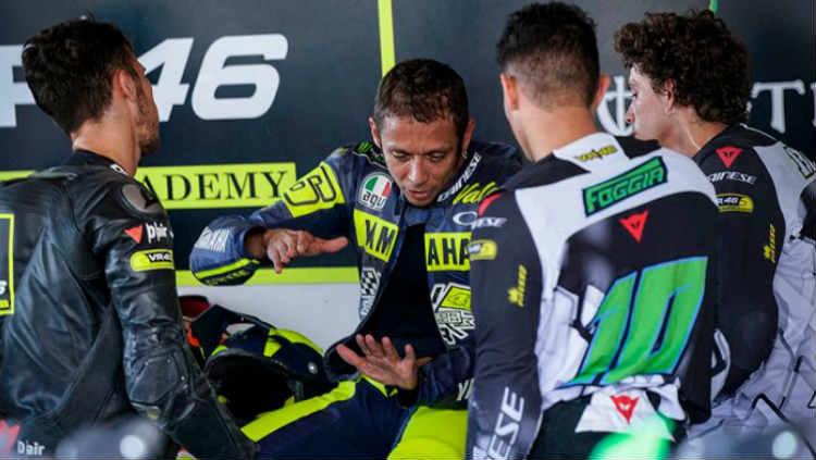 Valentino Rossi berdiskusi bersama pembalap junior di VR46 Academy. - INDOSPORT