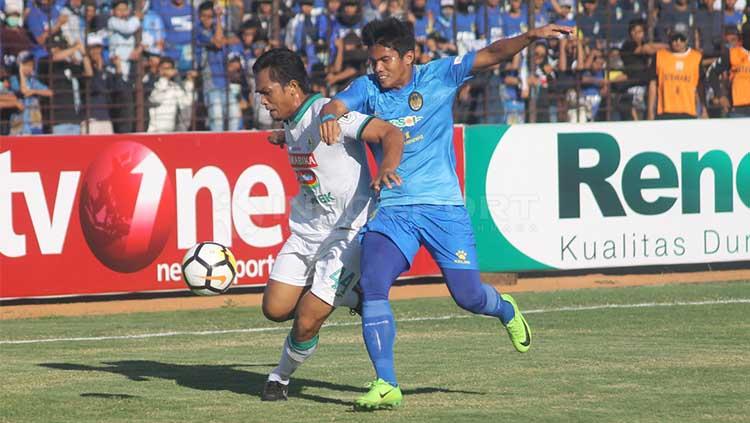 Achmad Hisyam Tolle (kiri) saat memperkuat PSS Sleman melawan PSIM Yogyakarta dalam laga Liga 2 di Stadion Sultan Agung, Bantul, musim lalu. Copyright: Indosport/Ronald Seger Prabowo