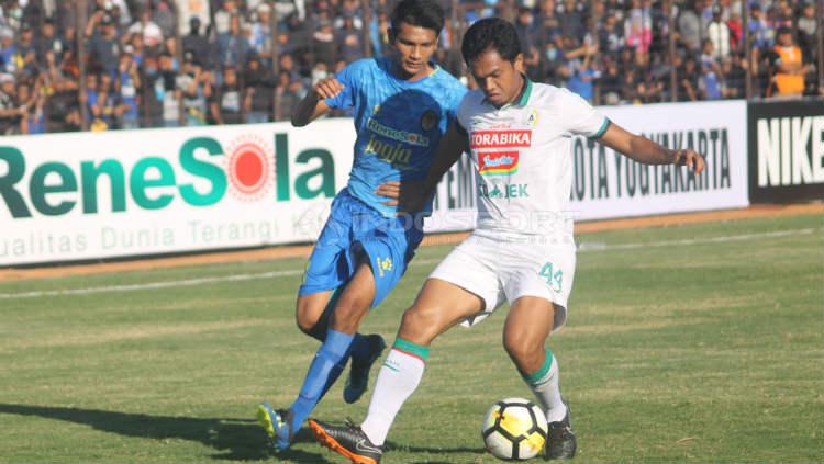 Achmad Hisyam Tolle (kanan) saat membela PSS Sleman bermain melawan PSIM Yogyakarta di Liga 2. Ronald Seger Prabowo/INDOSPORT