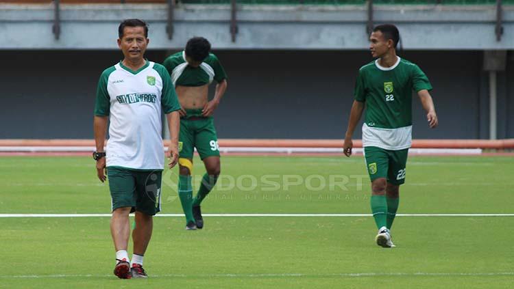 Djadjang Nurdjaman memimpin latihan Persebaya di stadion GBT, Minggu (21/4/19). Fitra Herdian//INDOSPORT
