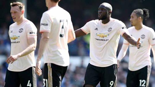 Romelu Lukaku tampak berugumentasi kepada rekannya Phil Jones usai dibobol Everton di Goodison Park, Minggu (21/04/19). Jan Kruger / Getty Images