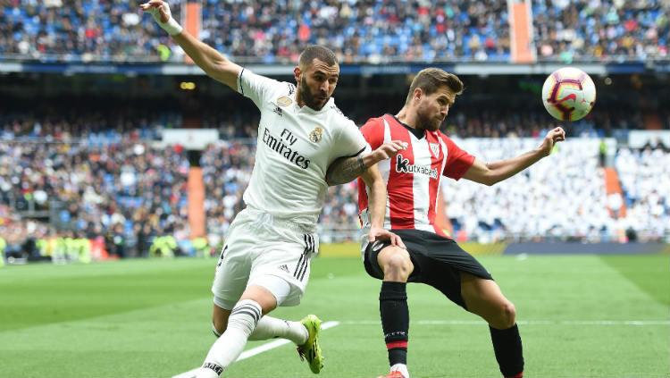 Karim Benzema melanggar Inigo Martinez.