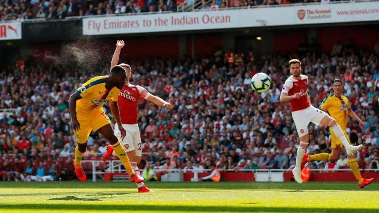 Gol Christian Benteke ke gawang Arsenal, Minggu (21/04/19), di Emirates Stadium