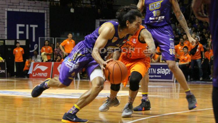 Arif Hidayat berusaha lepas dari kawalan pemain Mono Vampire. Fitra Herdian/INDOSPORT