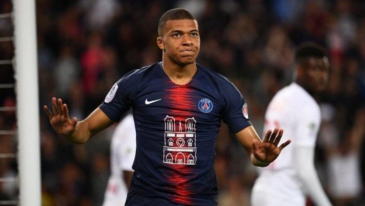 Selebrasi biasa Kylian Mbappe usai cetak gol ke gawang Monaco, Senin (22/04/19), di Parc des Princes