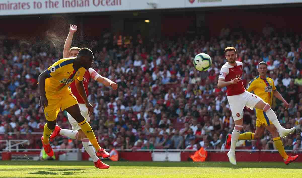 Christian Benteke berhasil mendobrak gawang Arsenal lewat sundulannya yang tajam di Emirates Stadium, Senin 21/04/19. Clive Rose/Getty Images
