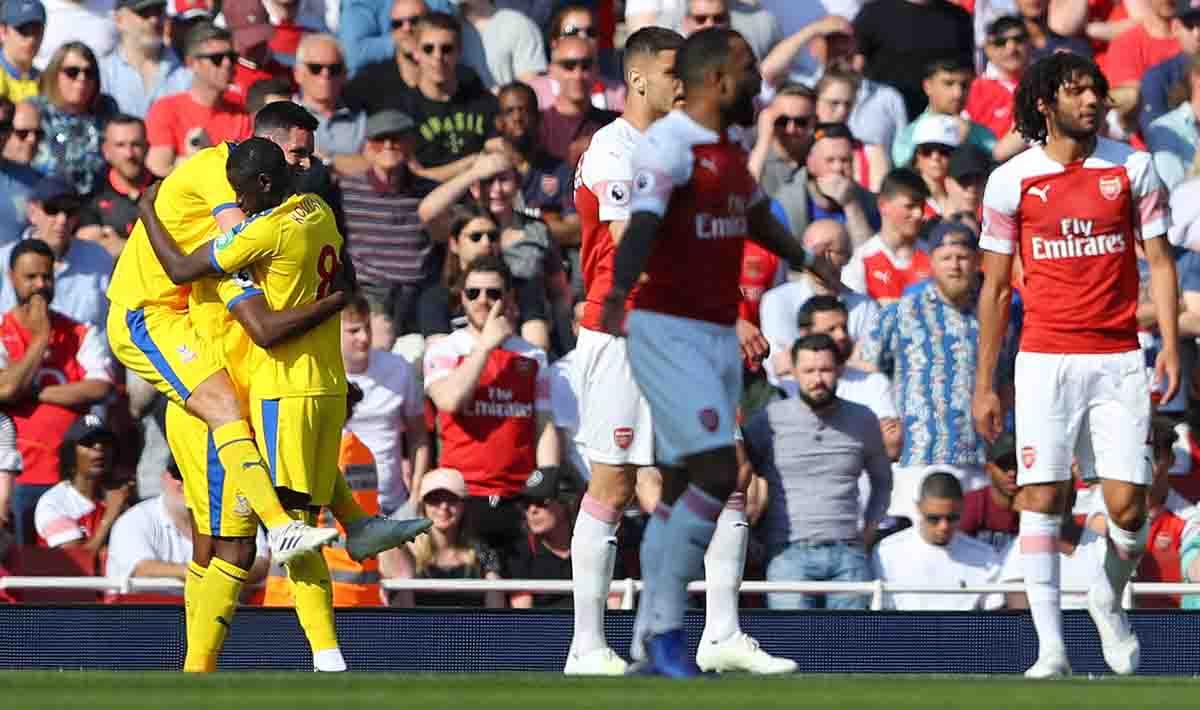 Christian Benteke melakukan selebrasi bersama Scott Dann dan Cheikhou Kouyate usai cetak gol ke gawang Arsenal di Emirates Stadium, Senin 21/04/19. Warren Little/Getty Images