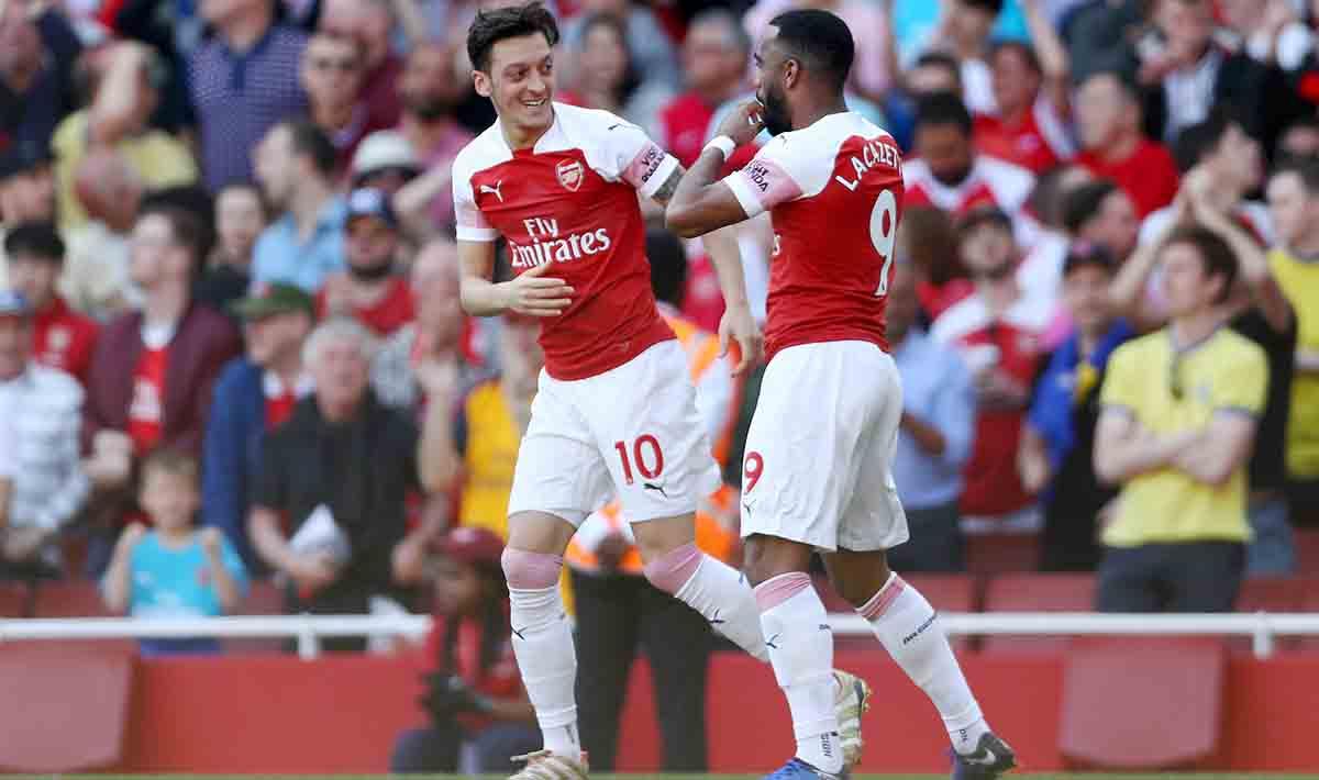 Mesut Ozil merayakan gol bersama Alexandre Lacazette pada laga Liga Primer Inggris di Emirates Stadium, Senin 21/04/19. Clive Rose/Getty Images