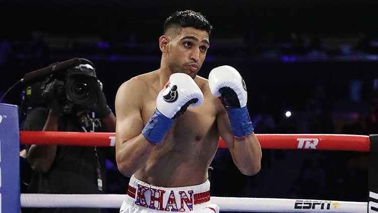 Amir Khan saat akan memukul lawannya Terence Crawford gelar kelas welter WBO di Madison Square 20/04/19. Al Bello / Getty ImagesGarden
