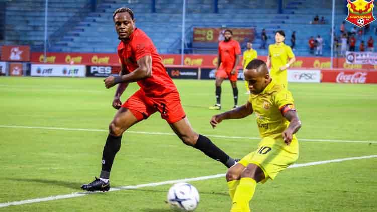 Victor Igbonefo kawal ketat pemain Sukhothai FC. Copyright: Facebook/Sukhothai FC
