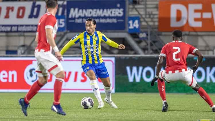 Ezra Walian berhasil keluar dari kejaran dua pemain lawan dengan membawa bola Copyright: Facebook/RKC Waalwijk