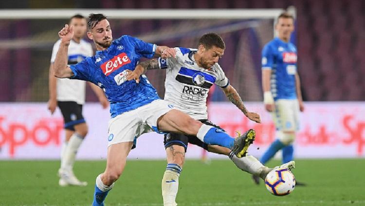 Fabian Ruiz (kiri) berebut bola dengan striker Atalanta, Papu Gomez, di laga pekan ke-33 antara Napoli vs Atalanta, Selasa (23/04/19) dini hari WIB. Fransesco Pecoraro/Getty Images. Copyright: Fransesco Pecoraro/Getty Images