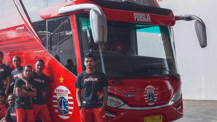 Bambang Pamungkas dan pemain Persija berfoto di depan bus baru. Copyright: Persija.id