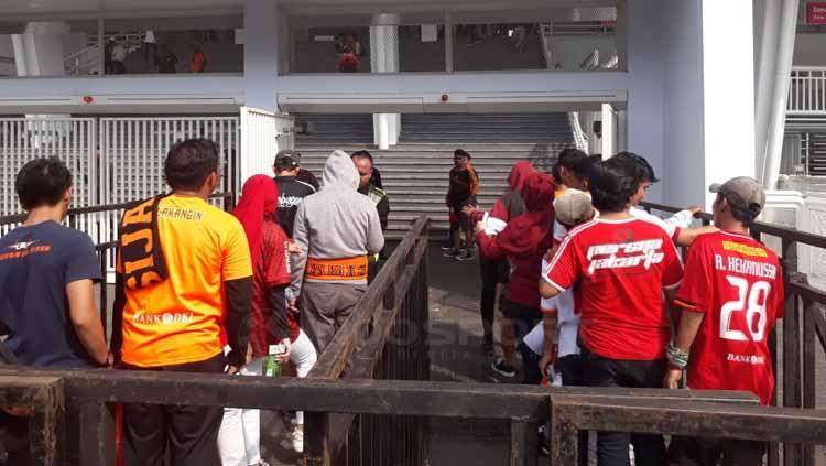 Antrean Jakmania di pintu masuk stadion Gelora Bung Karno. Herry Ibrahim/INDOSPORT