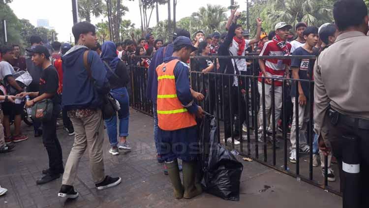 Antrean Jakmania di pintu masuk stadion Gelora Bung Karno. Herry Ibrahim/INDOSPORT