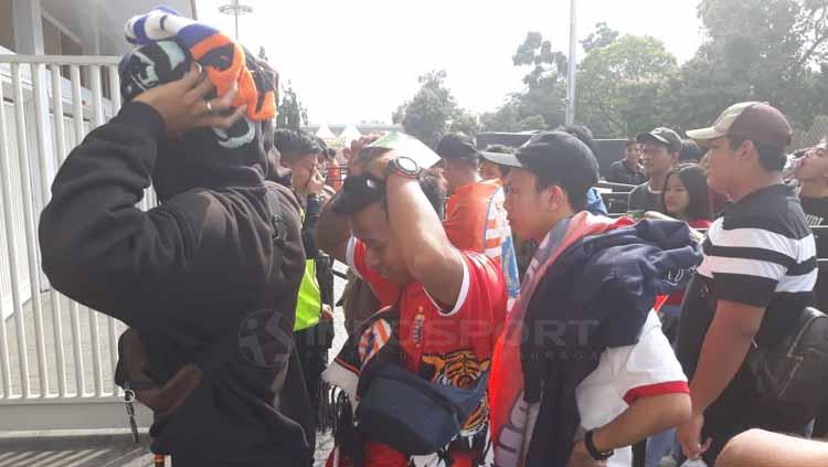 Antrean Jakmania di pintu masuk stadion Gelora Bung Karno. Herry Ibrahim/INDOSPORT
