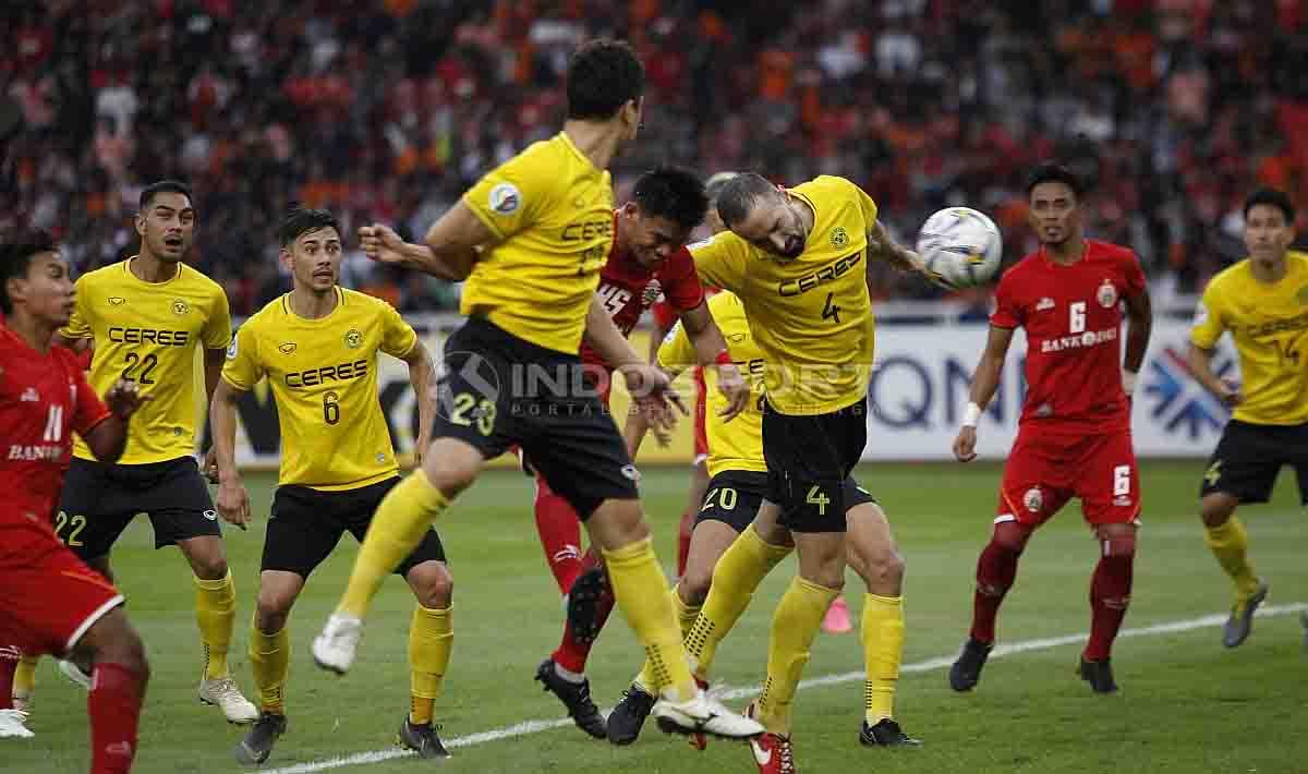 Situasi duel udara laga Persija Jakarta vs Ceres Negros pada laga keempat Piala AFC 2019 di Gelora Bung Karno. Herry Ibrahim/INDOSPORT Copyright: Herry Ibrahim/INDOSPORT