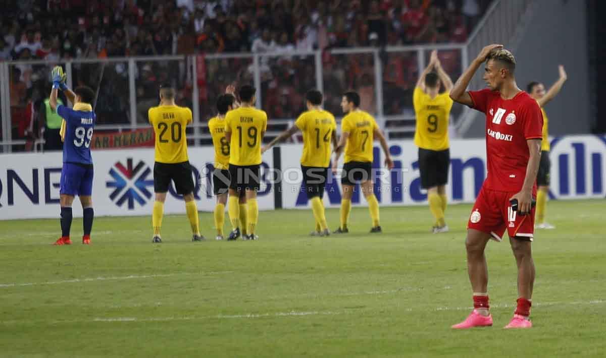 Bruno Matos tertunduk lesu usai dikalahkan Ceres Negros dengan skor 3-2. Herry Ibrahim/INDOSPORT