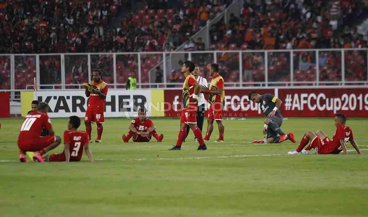 Tertunduk lesu para pemain Persija Jakarta usai dikalahkan Ceres Negros dengan skor 3-2. Herry Ibrahim/INDOSPORT