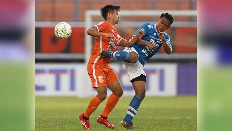 Pemain Persib, Febri Hariyadi (kiri) saat berduel dengan pemain Borneo. Foto: Instagram@borneofc.id Copyright: Instagram@borneofc.id