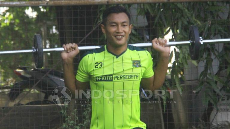 Hansamu Yama masih berlatih terpisah didampingi tim dokter Persebaya, Rabu (24/04/19). Copyright: Fitra Herdian Ariestianto/INDOSPORT