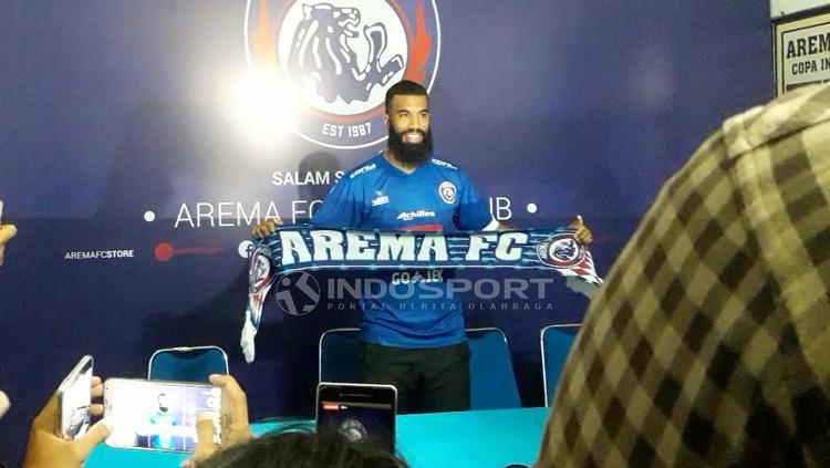 Sylvano Comvalius secara resmi diperkenalkan sebagai striker Arema FC, sekaligus melengkapi formasi pemain asing pasca dicoretnya Robert Lima Guimaraes alias Gladiator. Foto: Ian Setiawan/INDOSPORT