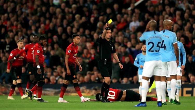 Wasit memberikan kartu kuning kepada pemain City Copyright: Mike Egerton/EMPICS/PA Images via Getty Images