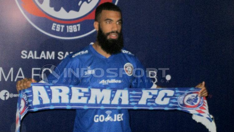 Sylvano Comvalius membentangkan syal Arema FC saat perkenalannya di Kantor Arema, Rabu (24/04/19).