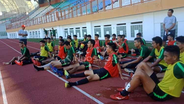 Pelatih Timnas Indonesia U-19, Fakhri Husaini memberikan arahan saat Latihan dan Proses Seleksi Timnas Indonesia U-19 di Stadion Wibawa Mukti, Cikarang (25-04-2019). Foto: Shintya Anya Maharani/INDOSPORT