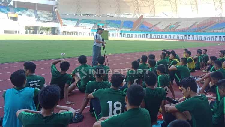 Pelatih Timnas Indonesia U-19, Fakhri Husaini memberikan arahan saat Latihan dan Proses Seleksi Timnas Indonesia U-19 di Stadion Wibawa Mukti, Cikarang (25-04-2019). Foto: Shintya Anya Maharani/INDOSPORT