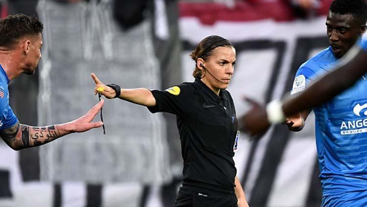 Wasit wanita asal Prancis, Stephanie Frappart saat memimpin jalannya pertandingan. Foto: FRANCK FIFE/AFP/Getty Images Copyright: FRANCK FIFE/AFP/Getty Images