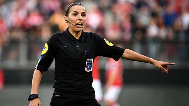 Wasit wanita asal Prancis, Stephanie Frappart saat memimpin jalannya pertandingan. Foto: FRANCK FIFE/AFP/Getty Images