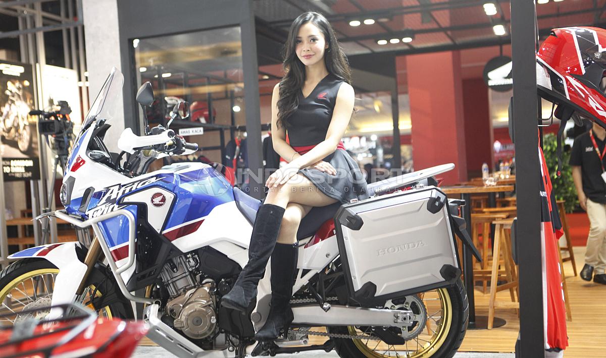 SPG cantik berpose di atas salah satu merk produsen motor pada Indonesia Internasional Motor Shor (IIMS) 2019 hari pertama di JIExpo Kemayoran, Jakarta, Kamis (25/04/19). Foto: Herry Ibrahim/INDOSPORT