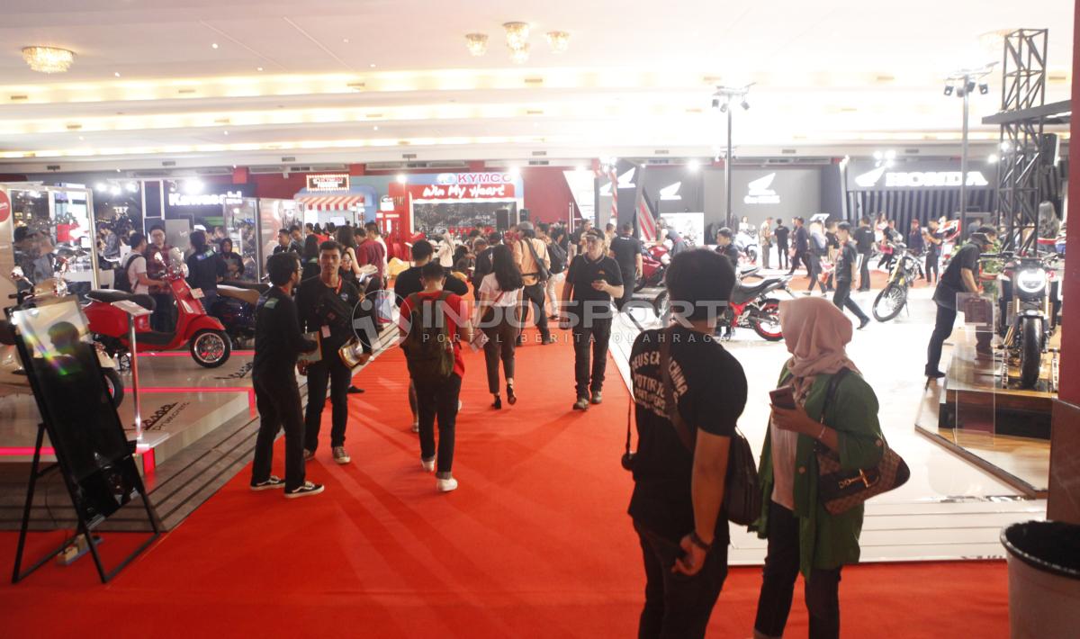 Suasana pengunjung di hari pertama pada Indonesia Internasional Motor Shor (IIMS) 2019 hari pertama di Jiexpo Kemayoran, Jakarta, Kamis (25/04/19). Foto: Herry Ibrahim/INDOSPORT