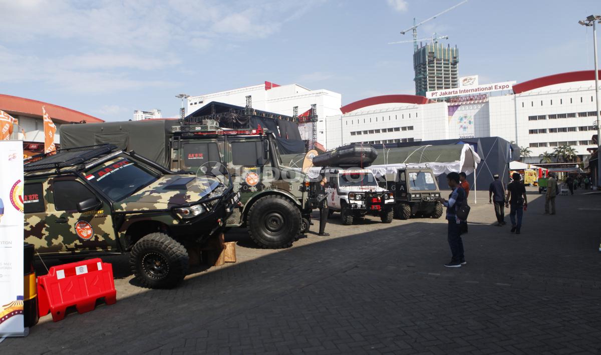 Pengunjung sedang memperhatikan mobil-mobil besar pada pada Indonesia Internasional Motor Shor (IIMS) 2019 hari pertama di Jiexpo Kemayoran, Jakarta, Kamis (25/04/19). Foto: Herry Ibrahim/INDOSPORT